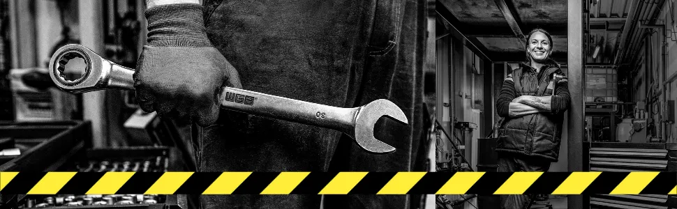 mężczyzna trzymający klucz z żółtym i czarnym pas